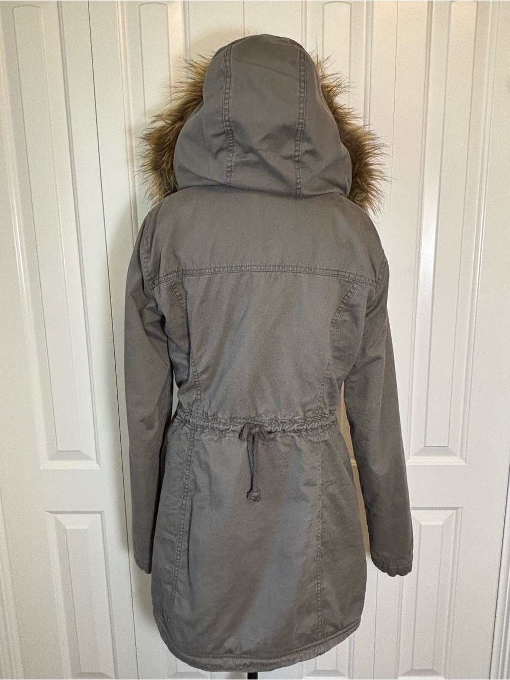 Hollister Gray Faux Fur Hooded Sherpa Parka Jacket EUC Size L - Picture 6 of 15